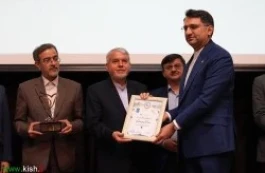 کبیری نشان الماس جایزه ملی تعالی گردشگری سال۱۴۰۴ را به کسب و کارهای کیش و جنوب تقدیم کرد